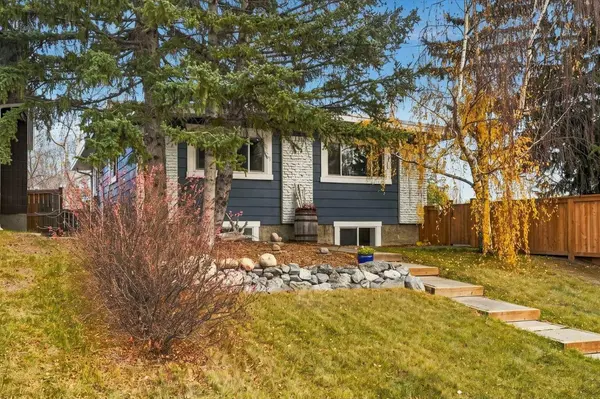 104 Cantree PL SW, Calgary, AB T2W 2K2