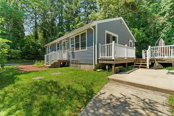 7 Boulder DR, Johnston, RI 02919