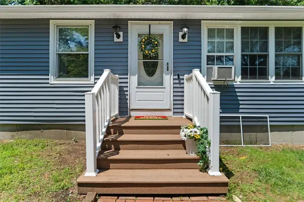 7 Boulder DR, Johnston, RI 02919