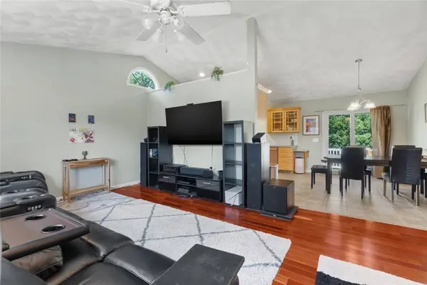 15 Meadow RD, Scituate, RI 02831