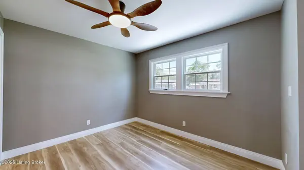 5401 Sir Barton Dr, Louisville, KY 40272