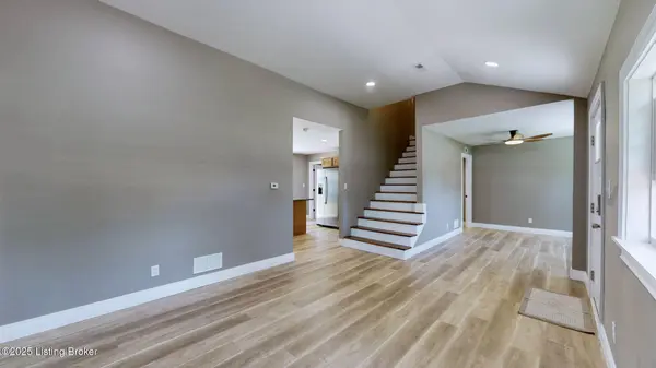 5401 Sir Barton Dr, Louisville, KY 40272