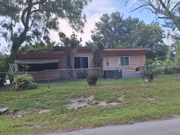 5004 Hickory Dr, Fort Pierce, FL 34982-7114