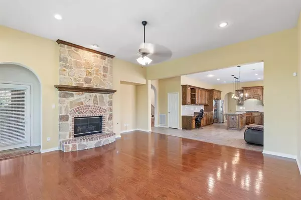 3024 N Camino Lagos, Grand Prairie, TX 75054