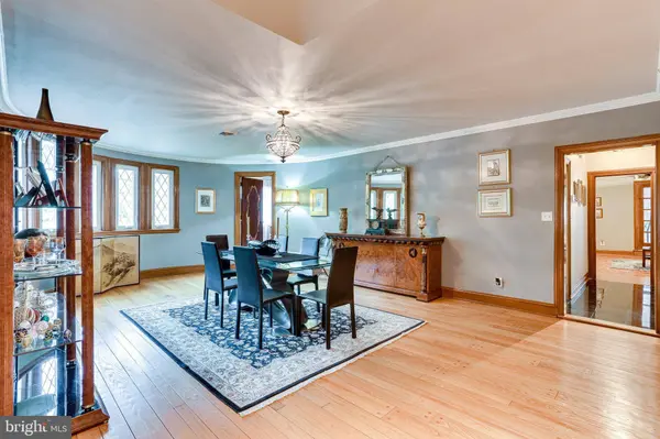 8212 OLD GEORGETOWN RD, Bethesda, MD 20814