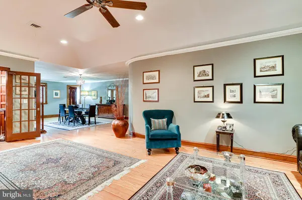 8212 OLD GEORGETOWN RD, Bethesda, MD 20814