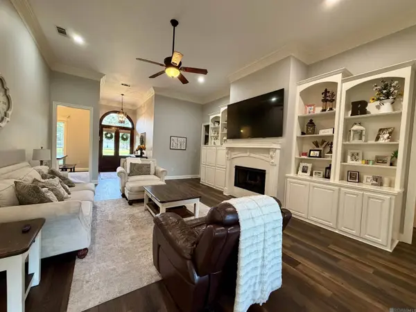 12060 Clanton Dr, Walker, LA 70785