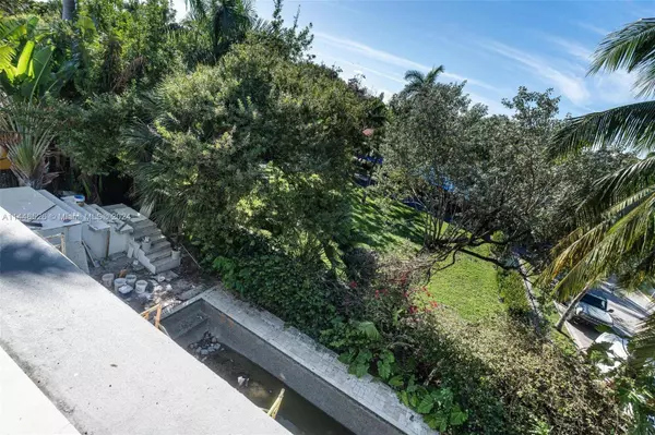 790 NE 77th Ter, Miami, FL 33138-5218