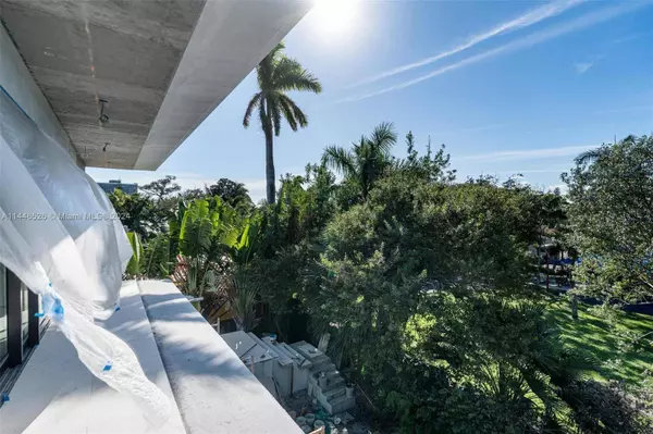 790 NE 77th Ter, Miami, FL 33138-5218