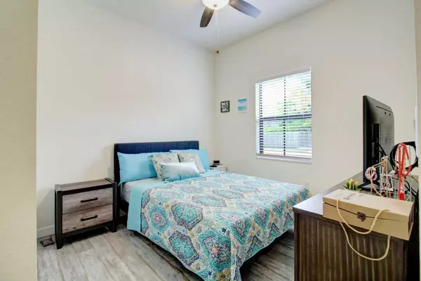 2391 NE 2nd Dr, Homestead, FL 33033-6217