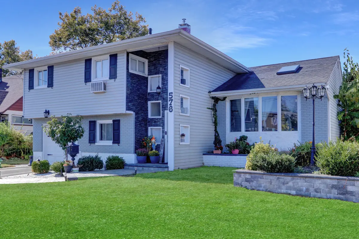 576 S Long Beach Ave, Freeport, NY 11520-6111