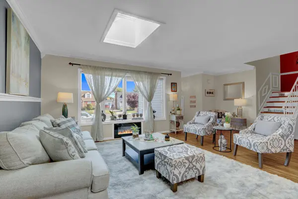 576 S Long Beach Ave, Freeport, NY 11520-6111