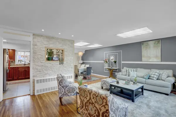 576 S Long Beach Ave, Freeport, NY 11520-6111