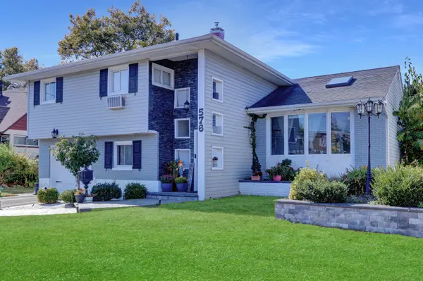 576 S Long Beach Ave, Freeport, NY 11520-6111