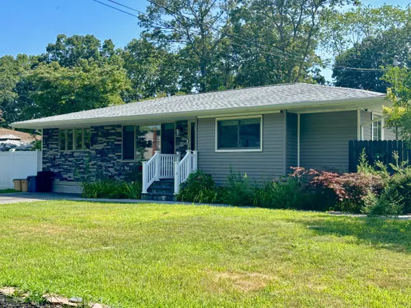 627 Sycamore Ave, Bohemia, NY 11716-3512