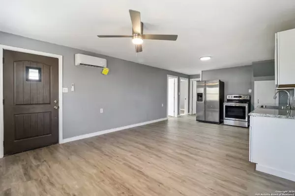 132 RENFRO DR, Devine, TX 78016-2414