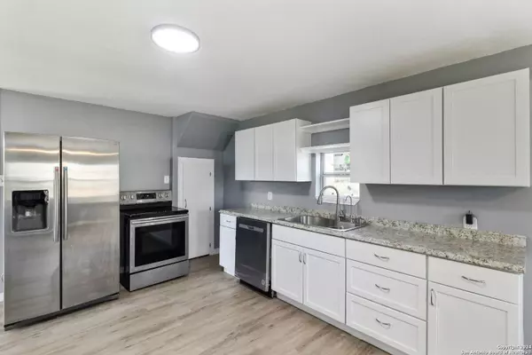 132 RENFRO DR, Devine, TX 78016-2414