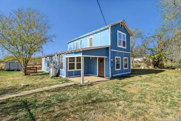 132 RENFRO DR, Devine, TX 78016-2414