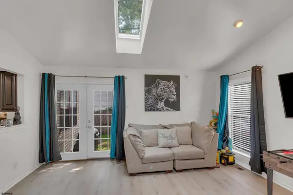 6140 Robin Dr Dr, Mays Landing, NJ 08330