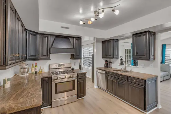 6140 Robin Dr Dr, Mays Landing, NJ 08330