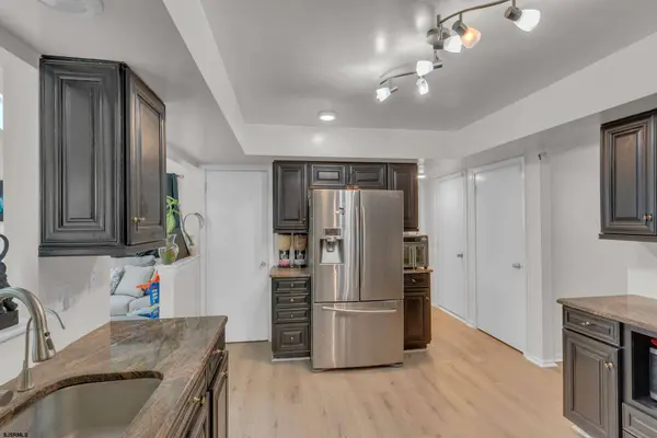 6140 Robin Dr Dr, Mays Landing, NJ 08330