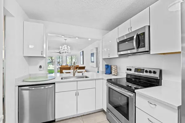3138 Via Poinciana #116, Lake Worth, FL 33467