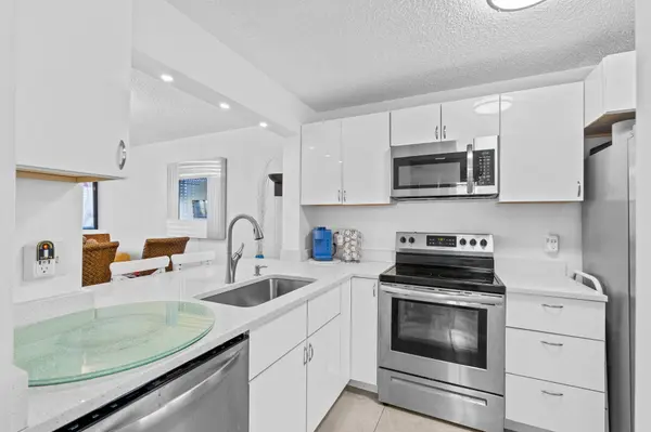 3138 Via Poinciana #116, Lake Worth, FL 33467