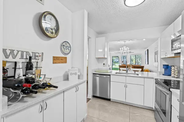 3138 Via Poinciana #116, Lake Worth, FL 33467