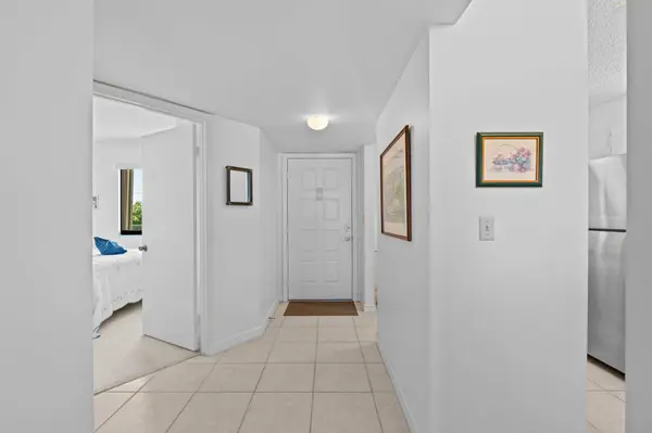 3138 Via Poinciana #410, Lake Worth, FL 33467