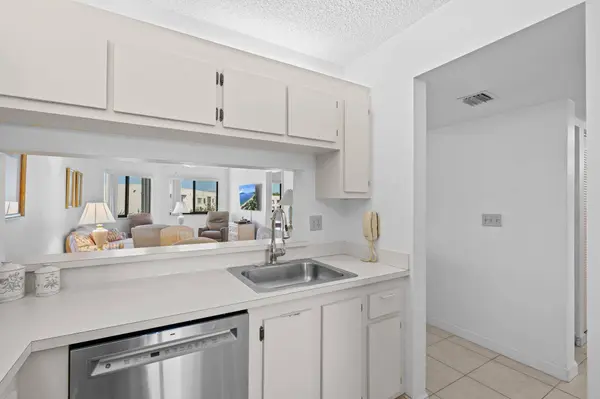 3138 Via Poinciana #410, Lake Worth, FL 33467