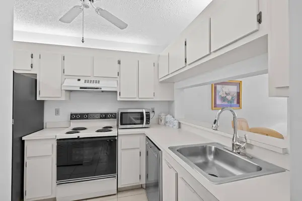 3138 Via Poinciana #410, Lake Worth, FL 33467