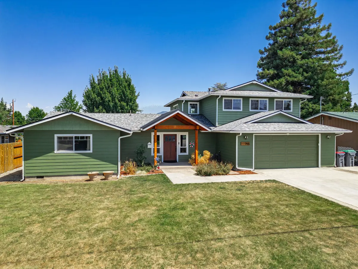 755 S 4th St, Central Point, OR 97502-2801