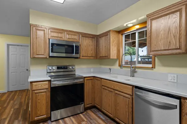 755 S 4th St, Central Point, OR 97502-2801