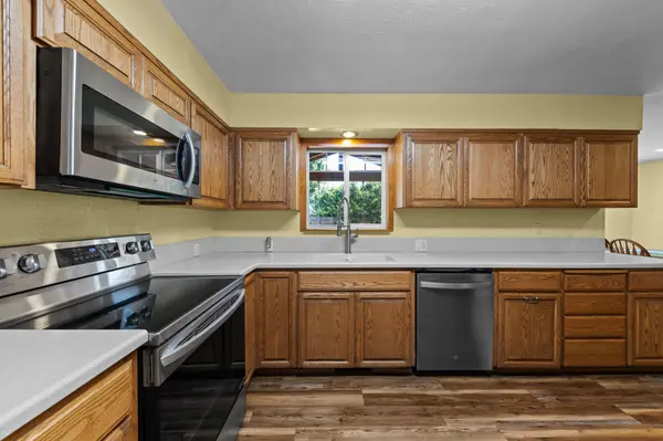 755 S 4th St, Central Point, OR 97502-2801