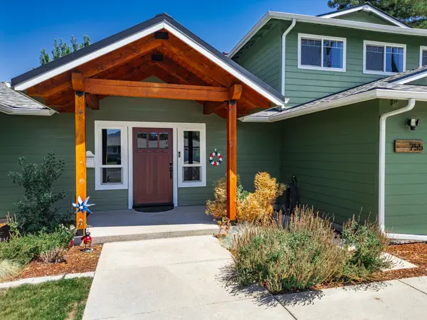 755 S 4th St, Central Point, OR 97502-2801