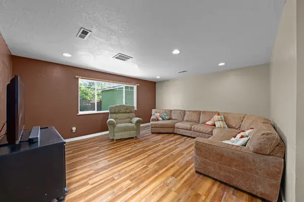 755 S 4th St, Central Point, OR 97502-2801