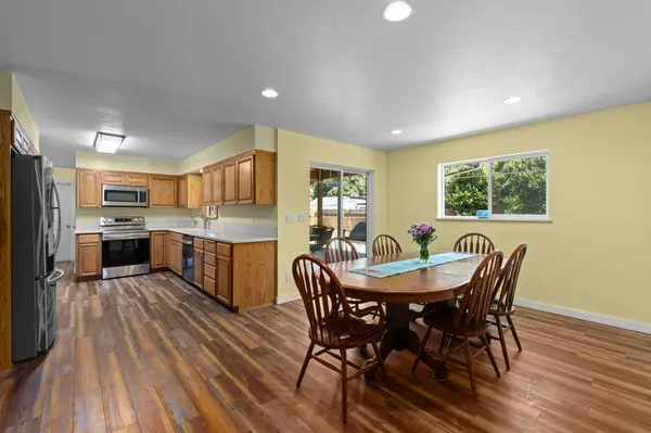 755 S 4th St, Central Point, OR 97502-2801