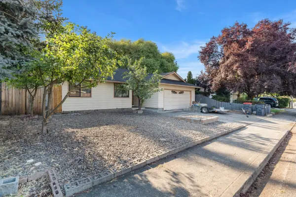 2217 Jubilant Ave, Medford, OR 97504-4738