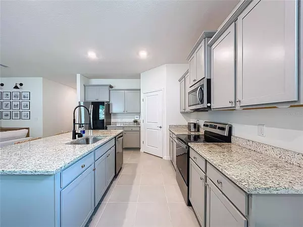 8214 WHEAT STONE DR, Zephyrhills, FL 33540