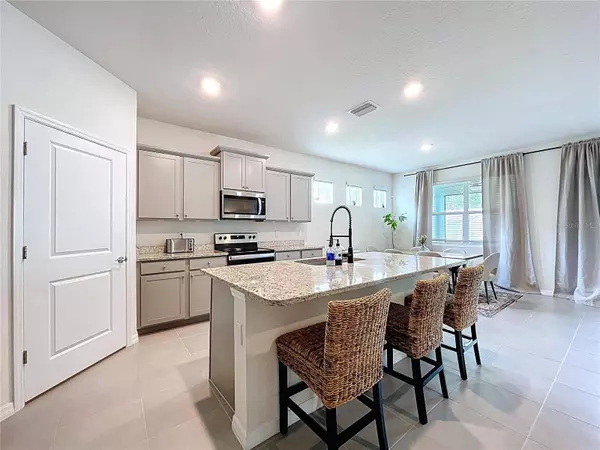 8214 WHEAT STONE DR, Zephyrhills, FL 33540