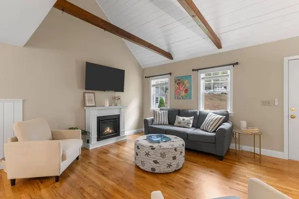 195 Knotty Pine Ln, Barnstable, MA 02632