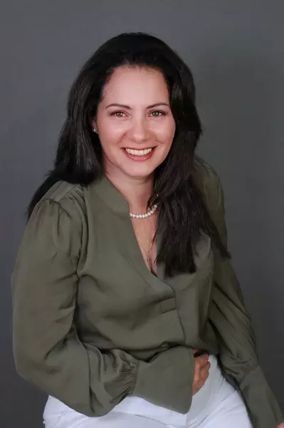 Katia Rivero professional 2pic