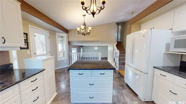803 Swan CRES, Saskatoon, SK S7J 5C7