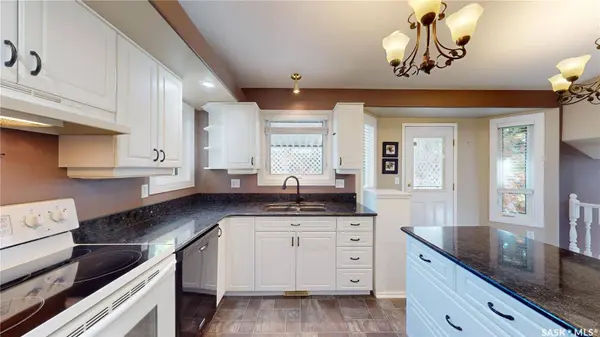 803 Swan CRESCENT, Saskatoon, SK S7J 5C7