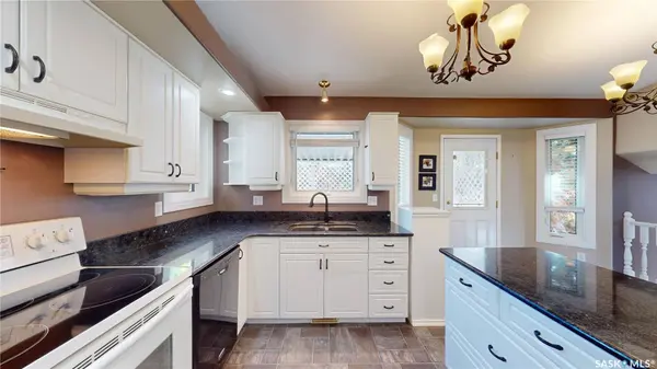803 Swan CRES, Saskatoon, SK S7J 5C7