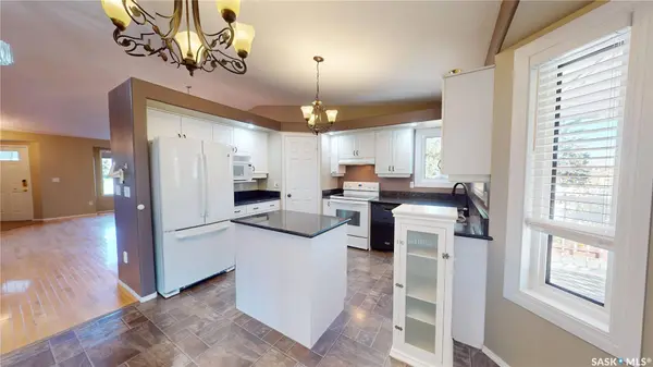 803 Swan CRES, Saskatoon, SK S7J 5C7