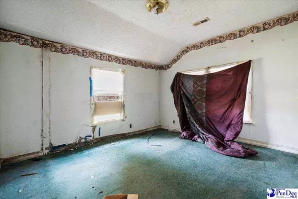 143 Calhoun St, Lake City, SC 29560