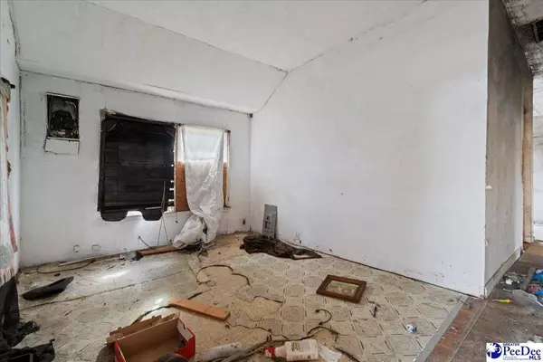 143 Calhoun St, Lake City, SC 29560