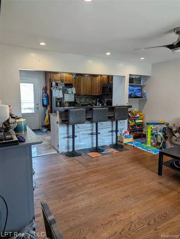 31004 Barton Street, Garden City, MI 48135