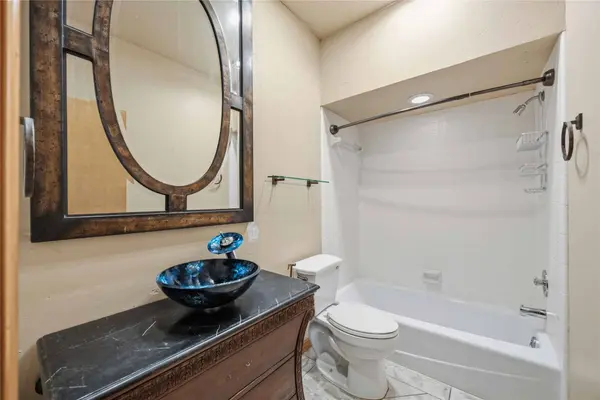 27 Shining Lakes PL, The Woodlands, TX 77381